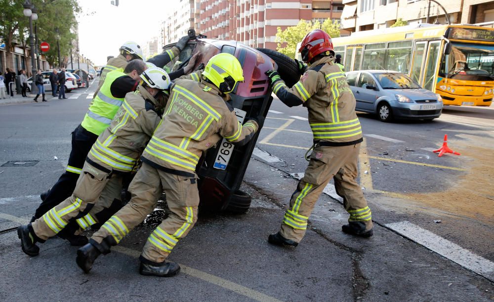 Espectacular accidente en la avenida del Cid de València