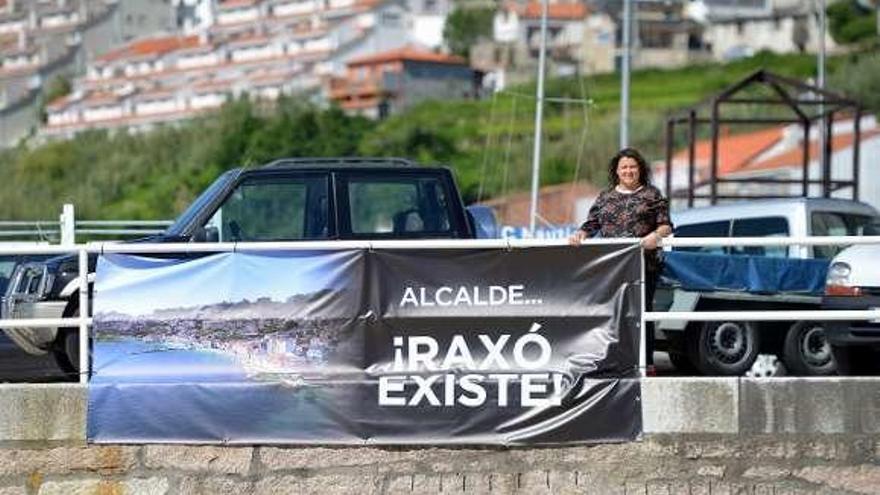 Tamara González, con el cartel colgado por el PP ayer en Raxó. // G.S.