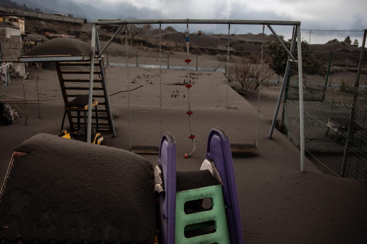 Un parque infantil cubierto de lava.