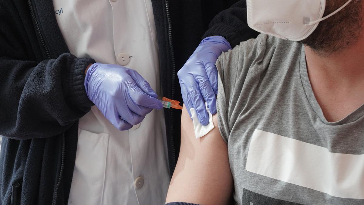 Un sanitario administra una vacuna contra el coronavirus.