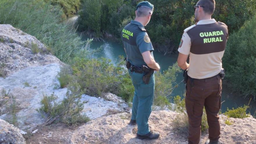 Un vertido ilegal de lodos y basura amenaza la Desembocadura del Millars