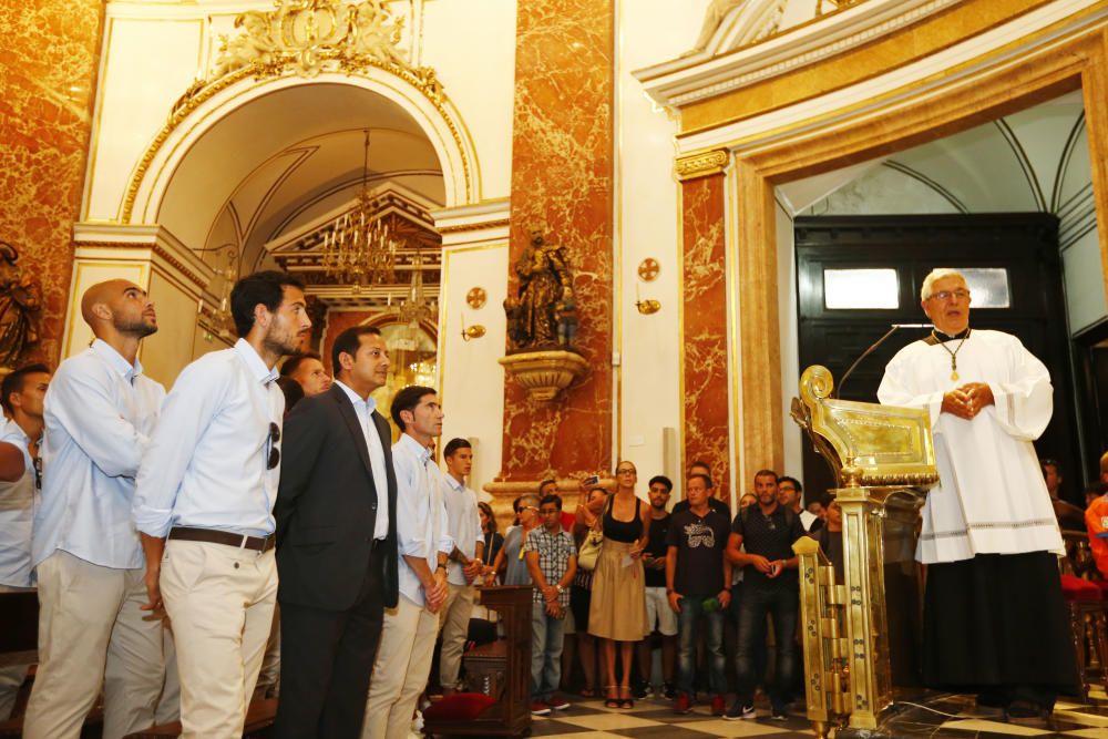 El Valencia CF realiza la tradicional ofrenda a la Mare de Déu dels Desemparats