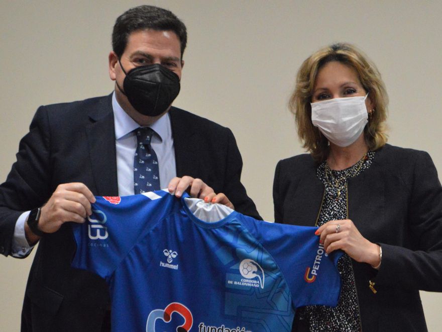 Miguel Pardo obsequia con una camiseta del Cajasur Balonmano a Inmaculada Troncoso.