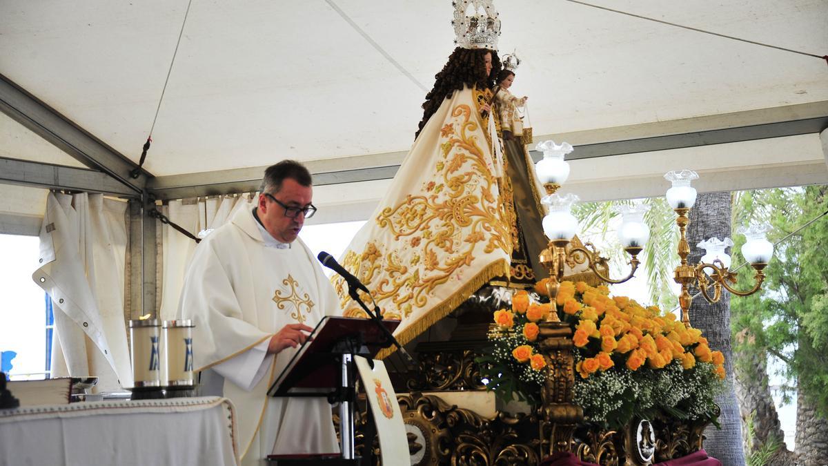 Un momento de la misa en honor a la Virgen del Carmen de Santa Pola