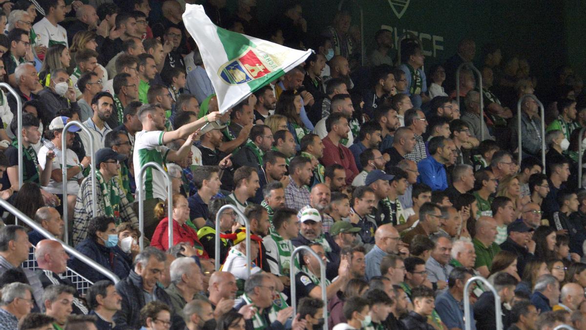 Aficionados del Elche, durante el anterior partido en el Martínez Valero frente al Atlético de Madrid