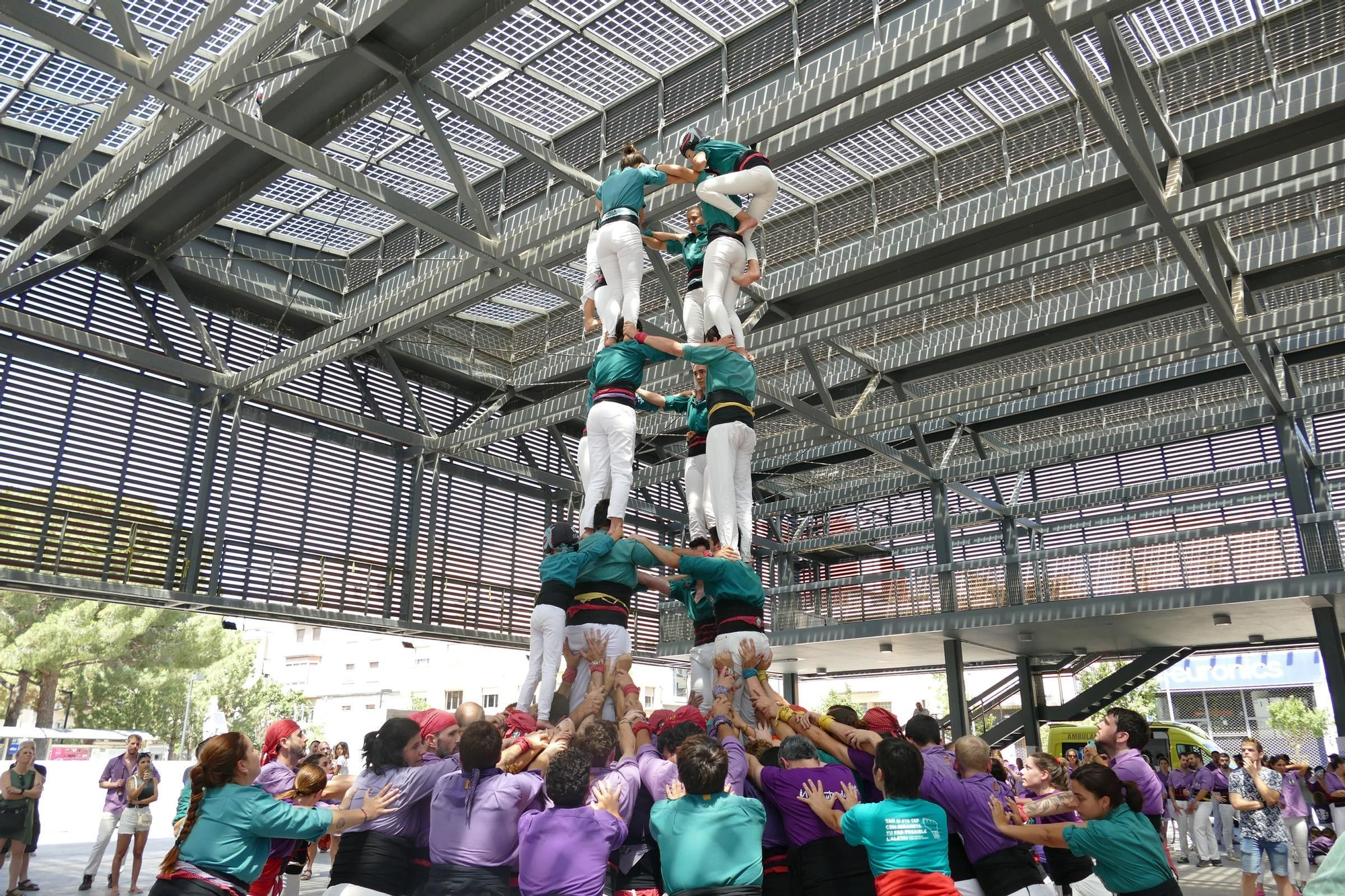 La plaça Catalunya de Figueres s’omple de castells en una Diada de Sant Pere marcada per calor