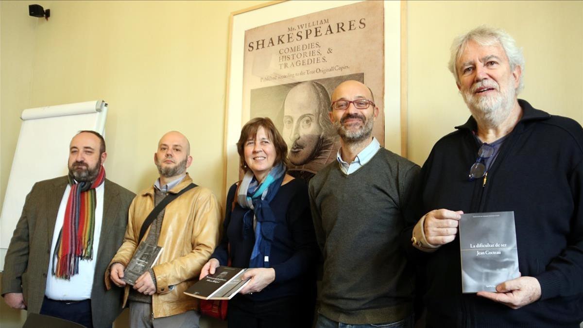 Los editores de Quid Pro Quo Gracià Sánchez y Toni Xumet (primero y cuarto por la izquierda) junto a los traductores Antoni Clapés, Dolors Udina y Jordi Mas.