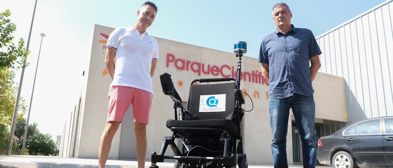 Así funciona la silla de ruedas autónoma diseñada por la empresa Quixmind del Parque Científico de la Universidad de Alicante