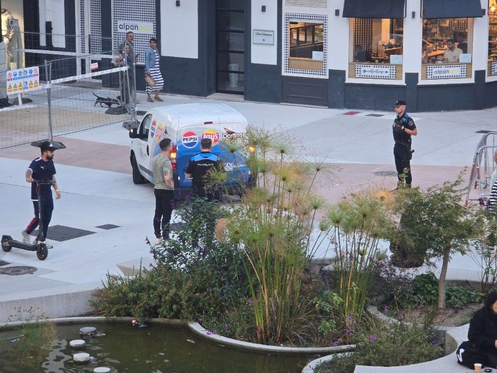 La circulación rodada no cesa en las zonas peatonales de Vilagarcía, ni siquiera con el control policial ejercido.