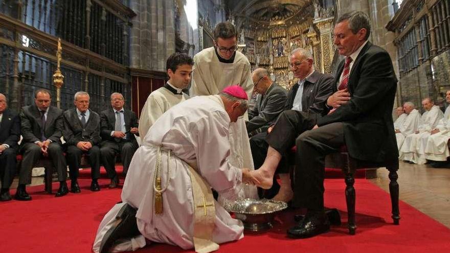 El obispo lava los pies a doce personas en la celebración In Cena Domini.  // Jesús Regal
