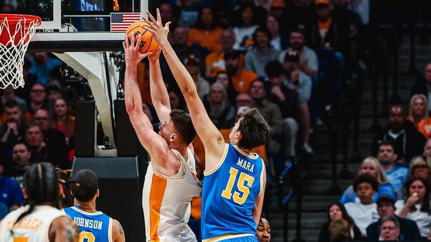 Aday Mara intenta realizar un tapón en el último encuentro de la temporada frente a Tennessee