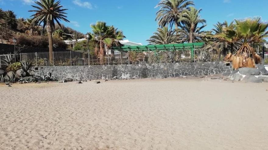Imágenes de la playa del Parque Marítimo con el asentamiento y una vez que este fue desmantelado.