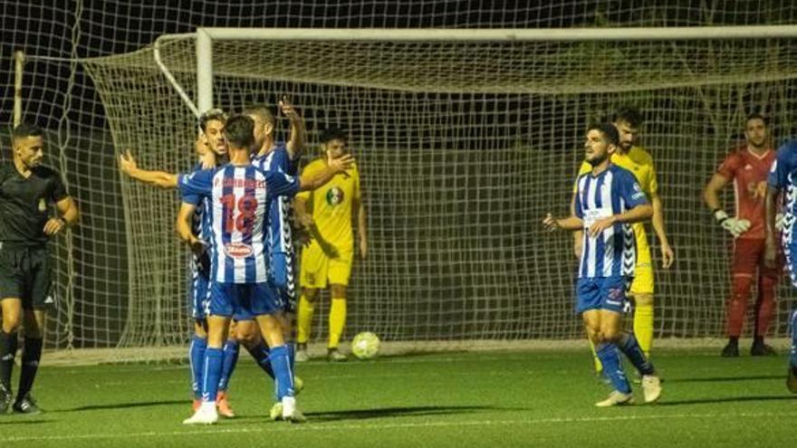Los jugadores del Alcoyano celebran uno de sus goles ante el Vilamarxant.