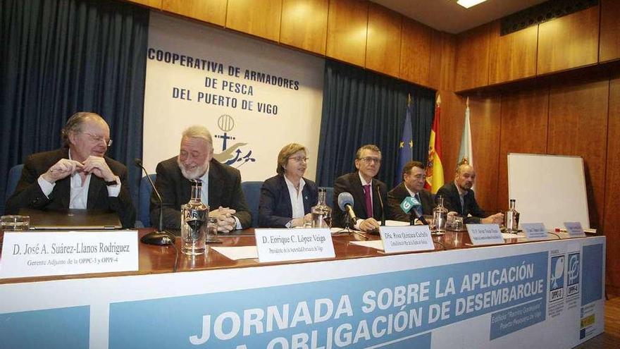 Desde la izq. José Antonio Suárez Llanos, gerente de Arvi; Enrique López Veiga, presidente de la AP de VIgo; la conselleira Rosa Quintana; Javier Touza, presidente de Arvi; Juan Maneiro, director xeral de Pesca; e Ignacio Fontaneda, jefe de Área de Caladero Nacional. // FdV