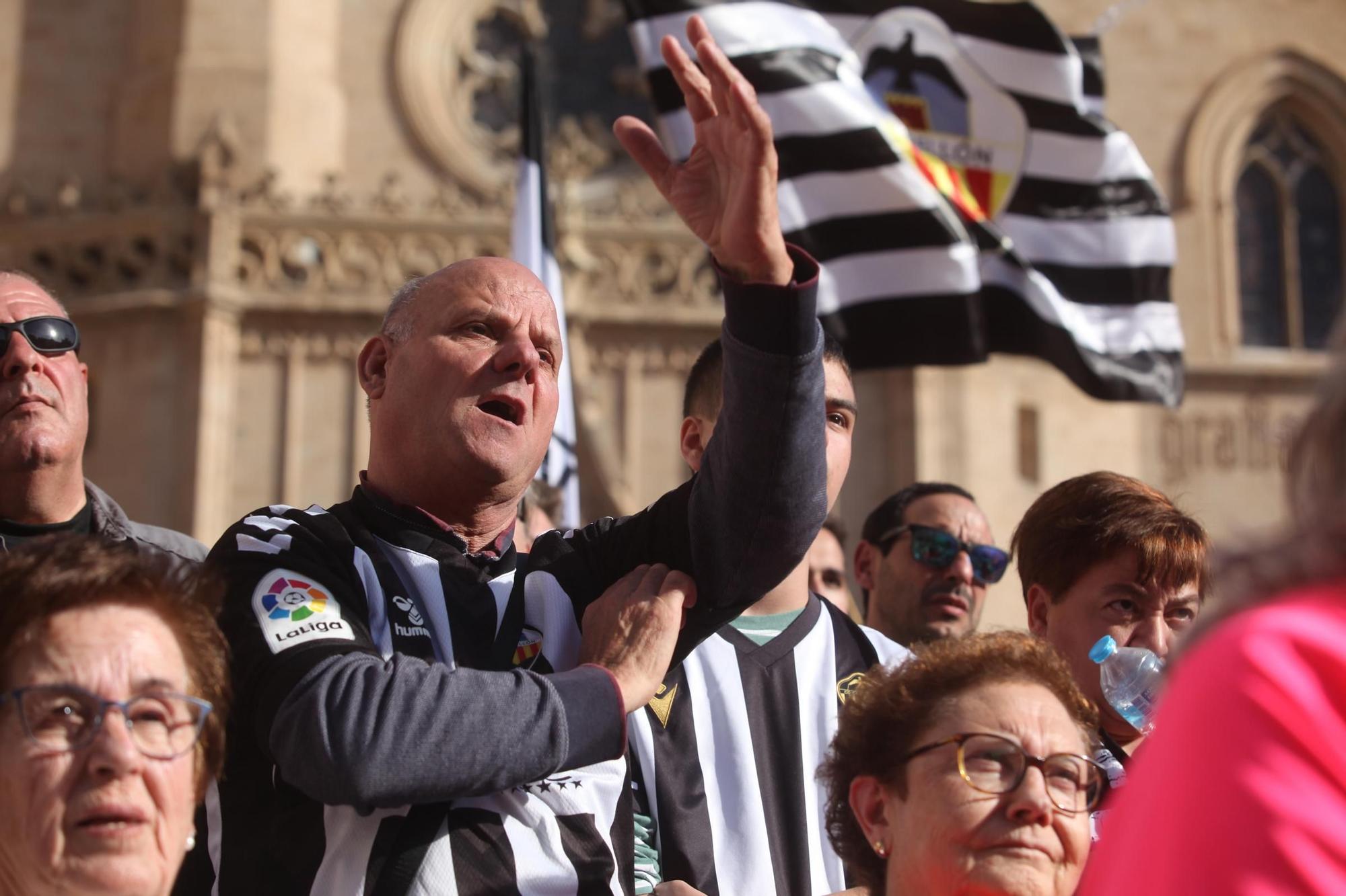 La plaza Mayor de Castelló se tiñe de albinegrismo en un día para el recuerdo