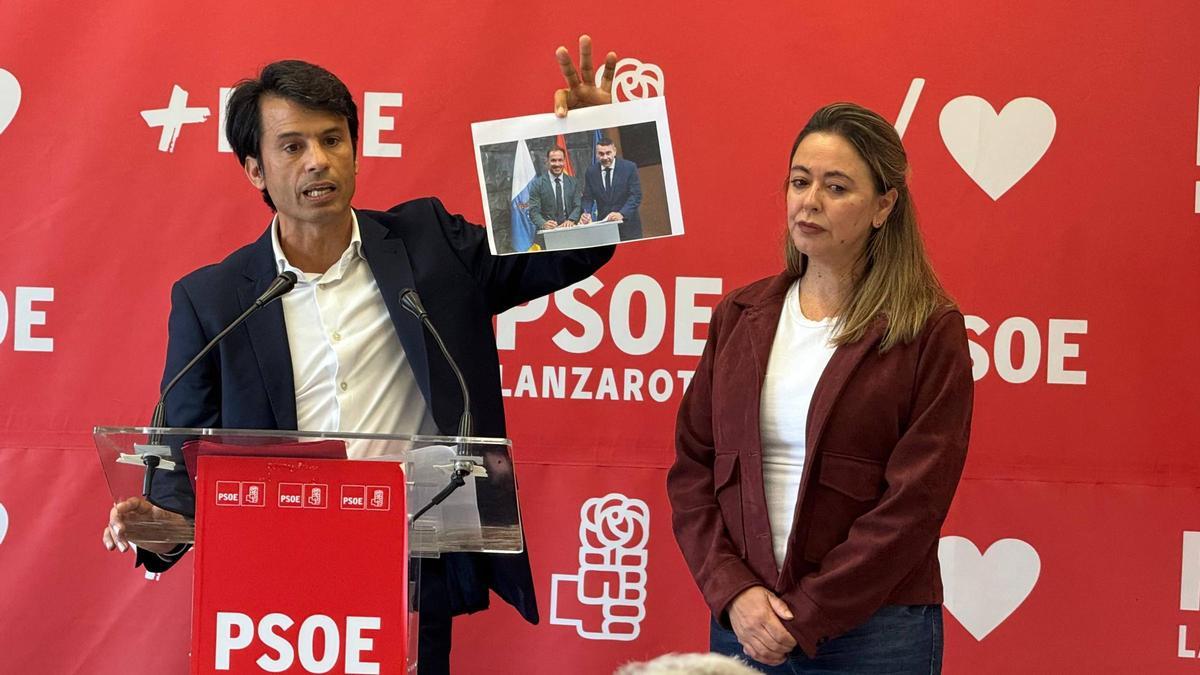 Marcos Bergaz y María Dolores Corujo, en la sede del PSOE.