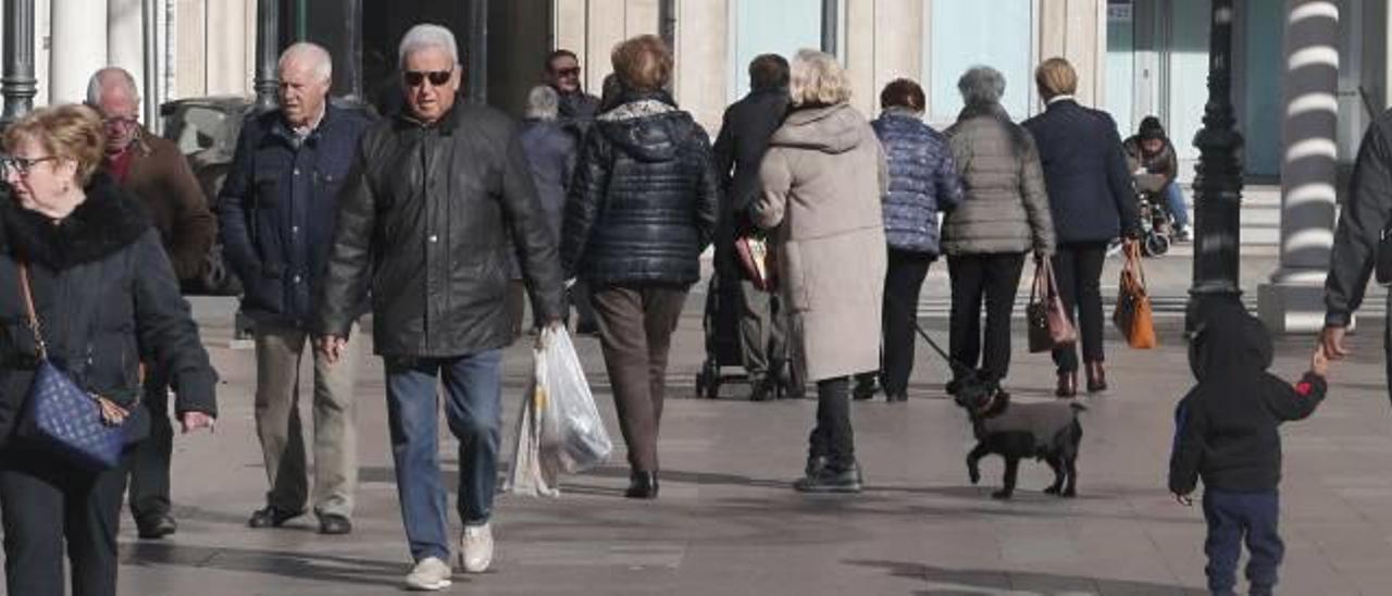 Residentes de diferentes edades, esta misma semana, cuando paseaban por la plaza Mayor de Alzira.