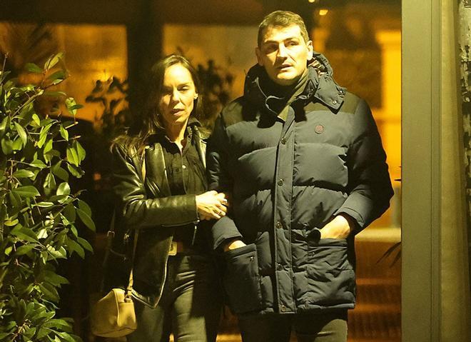 Iker Casillas, de paseo con una mujer