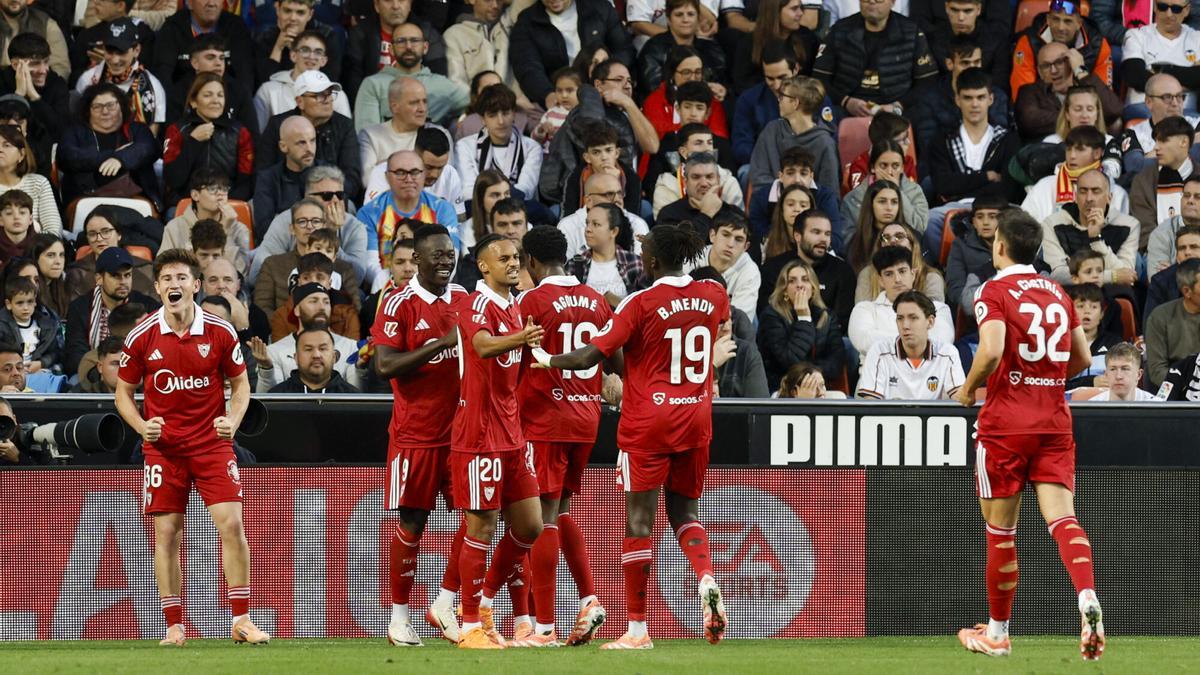 Los jugadores del Sevilla celebran el gol en propia de Tárrega durante el partido en Mestalla contra el Valencia de la jornada 15 de LaLiga EA Sports.