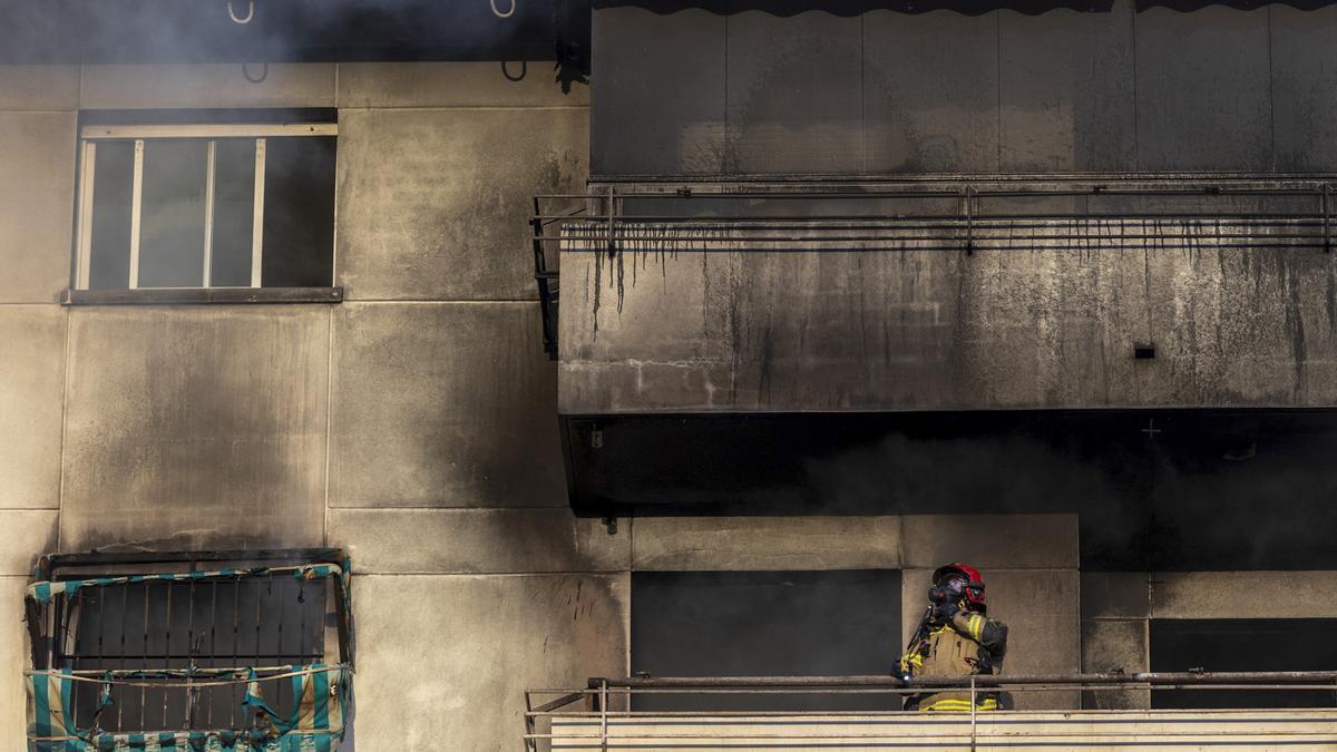 Dos fallecidos en el incendio de una vivienda en Fuengirola (Málaga)