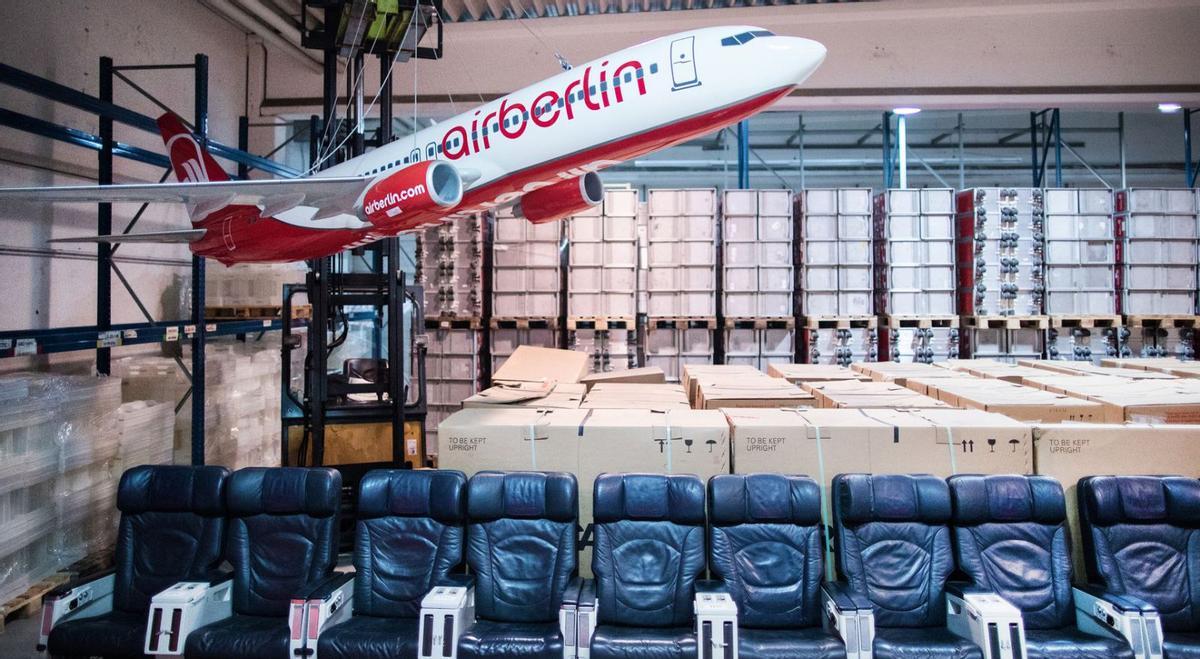 Versteigerung von Air-Berlin-Inventar, darunter Sitzreihen aus den Fliegern, im Auktionshaus Dechow in Essen.  | FOTO: MARCEL KUSCH/DPA