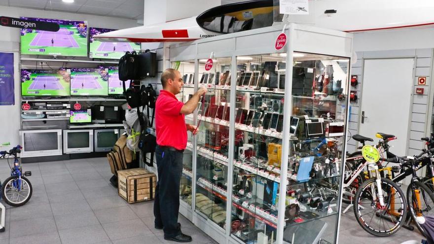 Zona de telefonía móvil y televisores de un Cash Converters.