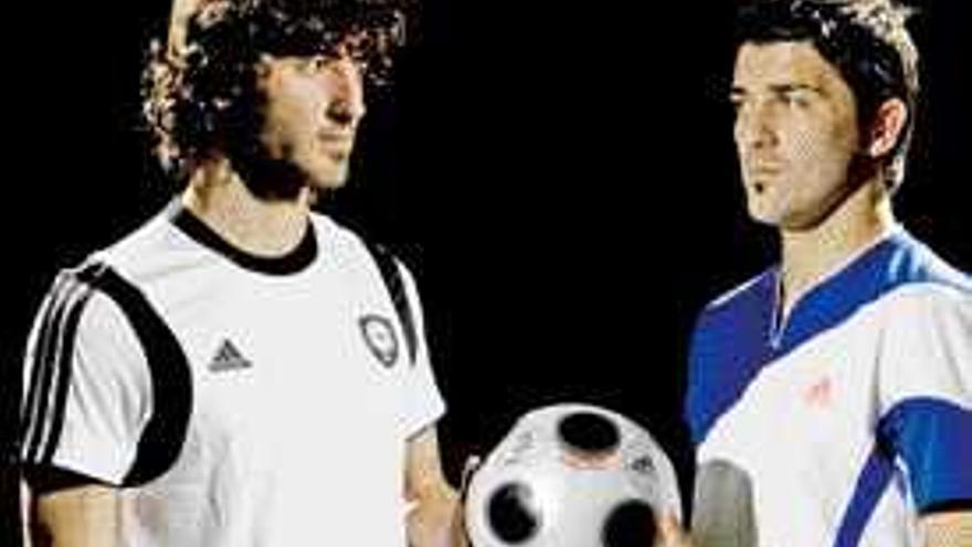 Granero y Villa, con las camisetas que hoy lucirán en la final. / Efe