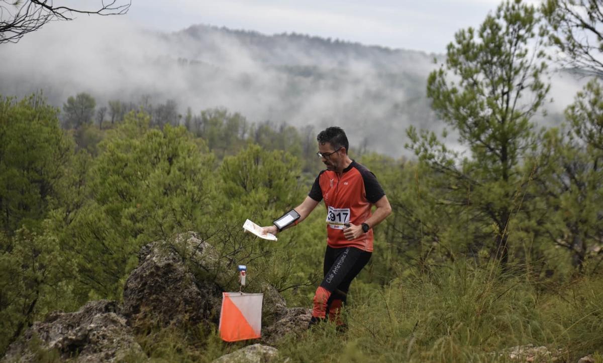 Un orientador del CAX en la carrera del Trofeo Quijotes, en Albacete.
