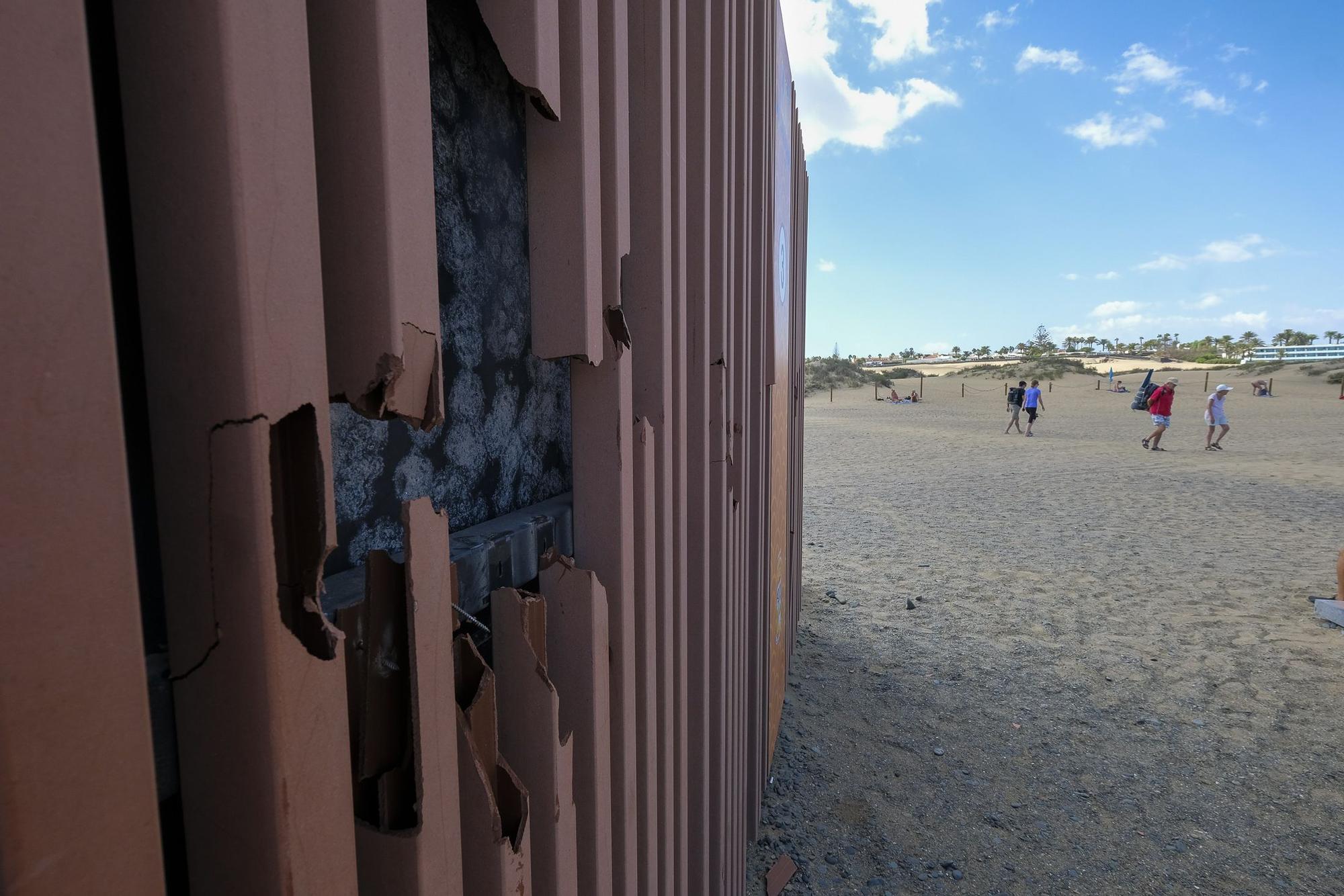 Destrozos en los kioscos de la Playa del Inglés