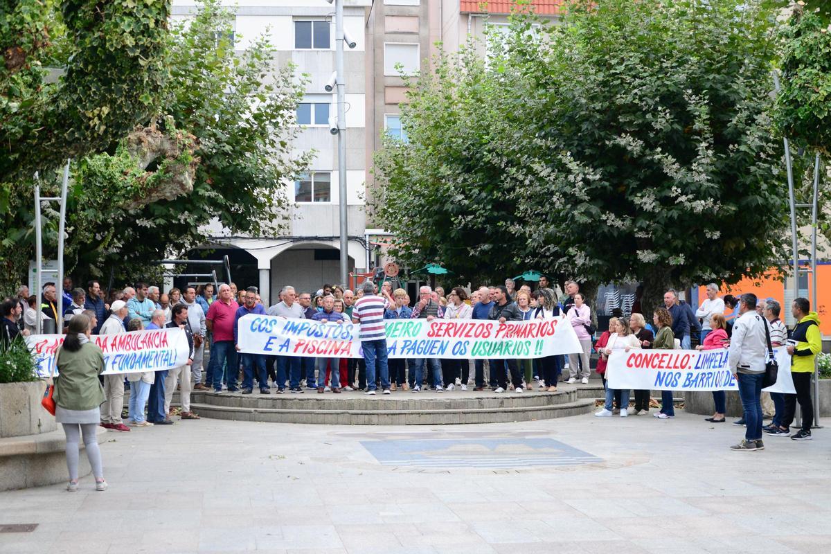 El portavoz de los vecinos de A Roza, José Antonio Torres, se dirige ayer a las personas asistentes a la concentración previa al pleno.
