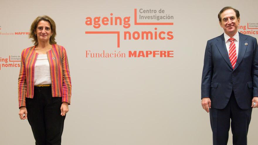 Teresa Ribera, vicepresidenta cuarta del Gobierno, y Antonio Huertas, presidente de Fundación MAPFRE.