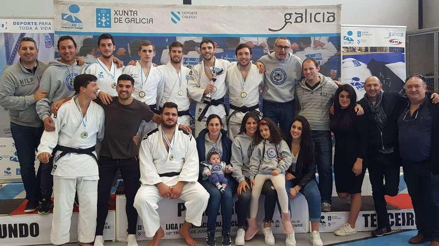 El equipo masculino del Judo Club Arteixo posa como campeón de la Liga Internacional.