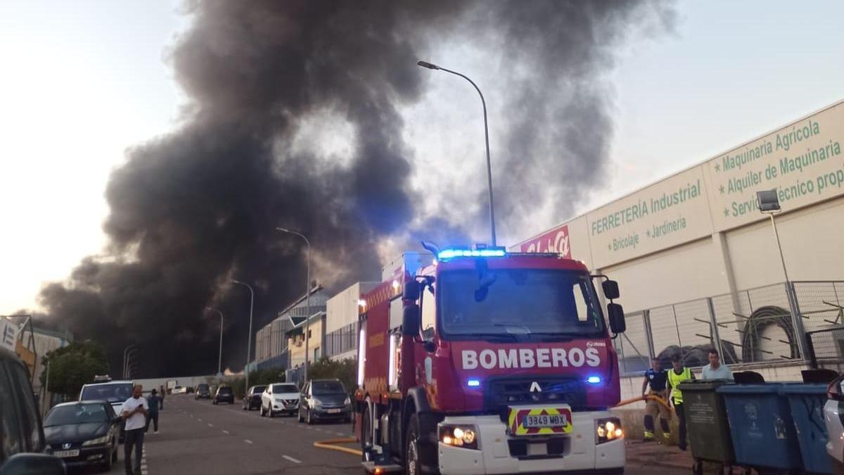 Un camión de bomberos, en el polígono donde se encuentra la empresa Acenorca, en el primer día del incendio.