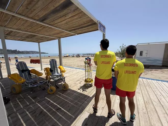 Benicàssim refuerza su compromiso con la accesibilidad en sus playas y triplica las horas de servicio de baño asistido esta temporada