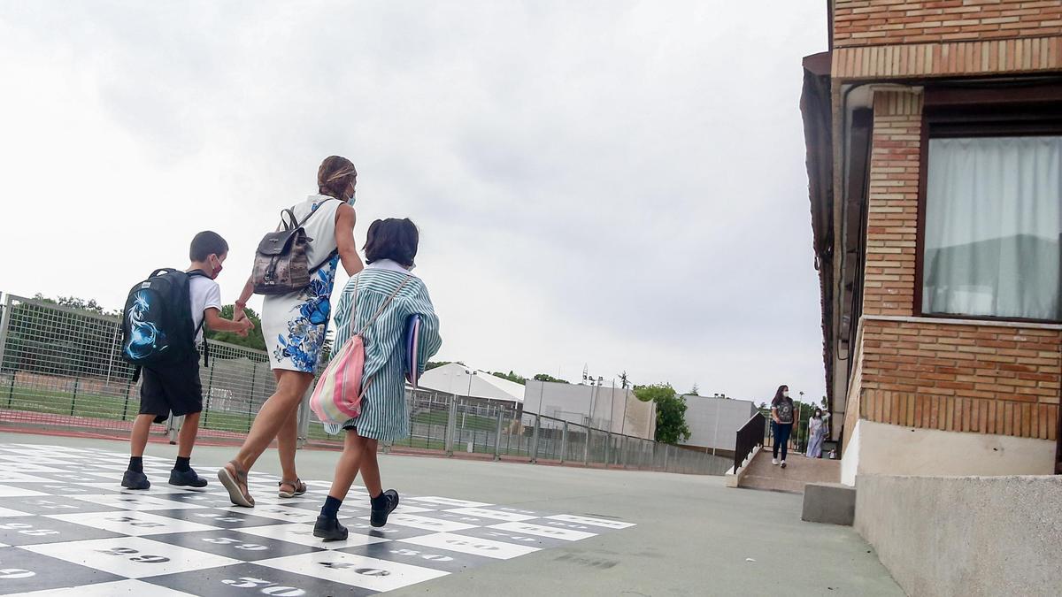 Varios niños a la entrada de un colegio