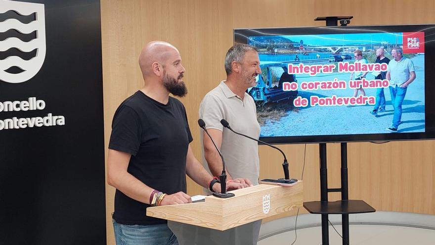Los concelleiros socialistas Iván Puentes y Marcos Rey presentando la moción.