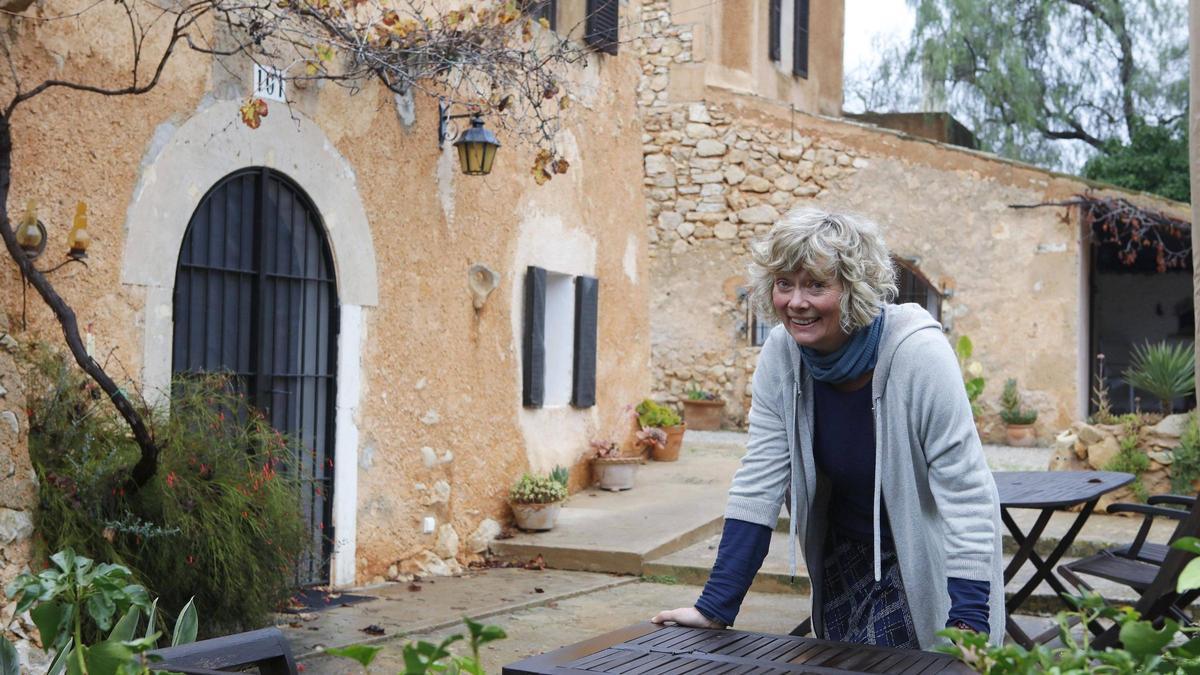 Genossenschaftsgründerin Petra Lippold auf einer der Terrassen der gemeinschaftlichen Finca bei Cas Concos.