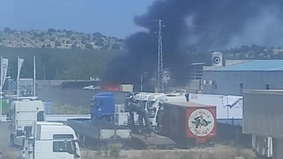 Un incendio en el polígono El Prado genera una intensa columna de humo ...