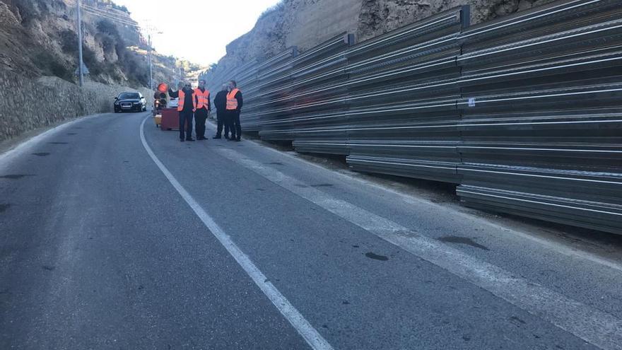 Las vallas para proteger las obras de la ladera del Castillo contra los desprendimientos ya están colocadas.