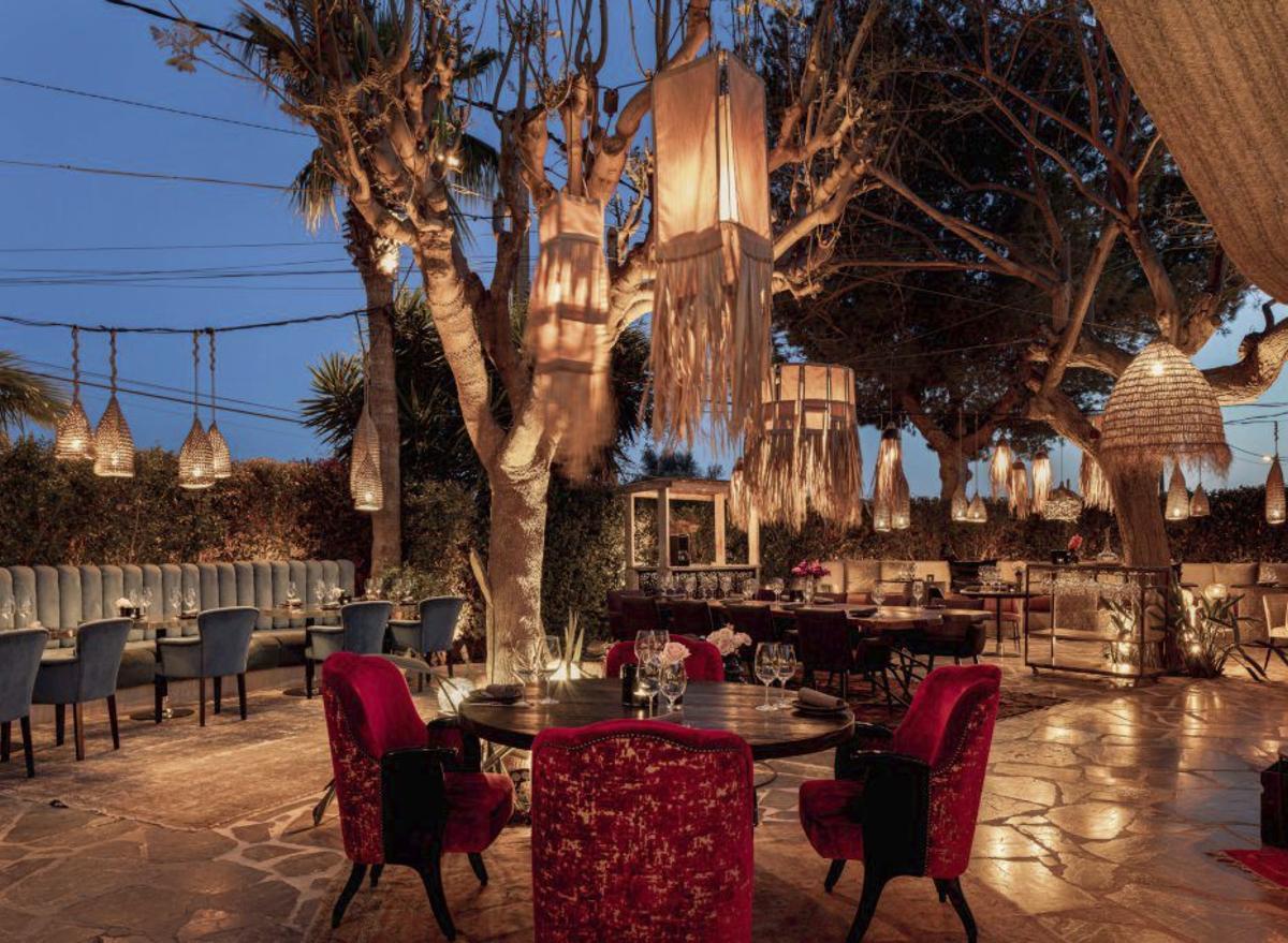 La increíble terraza de este restaurante de Ibiza, ideal para relajarse.