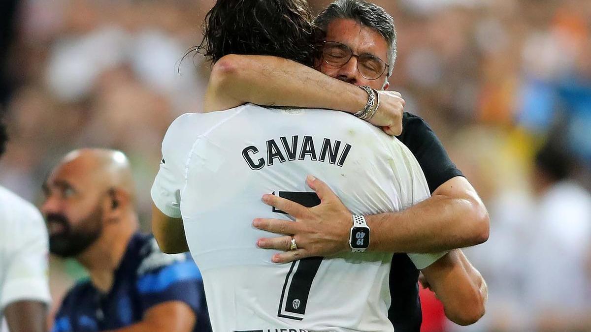 Gattuso abraza a Cavani tras ser sustituido durante un partido del Valencia en Mestalla