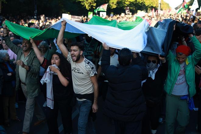 Berlin (Germany), 27/09/2025.- Participants walk with a Palestinian flag during a rally under the motto All Eyes on Gaza in support of Gaza, in Berlin, Germany, 27 September 2025. On 27 September 2025, two demonstrations took place in order to express protest against Israels ongoing operation in the Palestinian Gaza Strip. The Left party called for a demonstration under the motto Together for Gaza, and an alliance of different organizers called for a rally under the motto All Eyes on Gaza - Stop the Genocide!. (Protestas, Alemania) EFE/EPA/CLEMENS BILAN