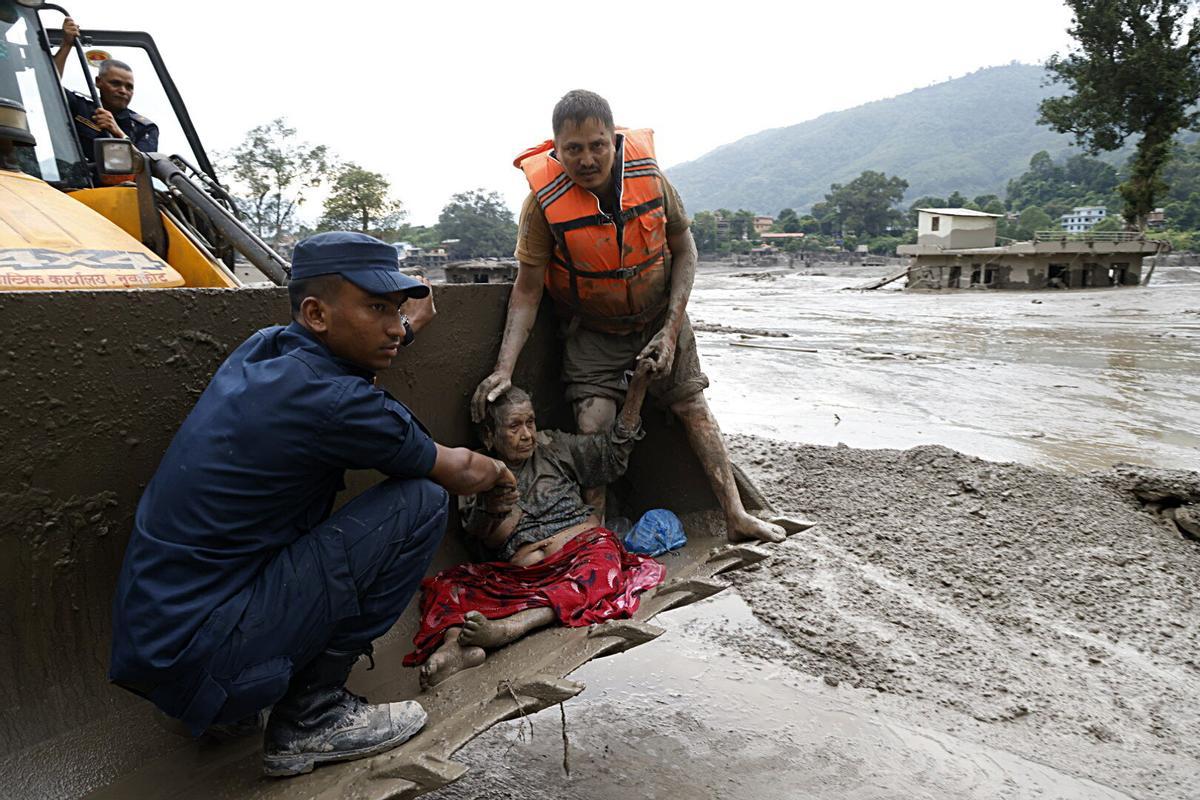 El presidente de Nepal, Ram Chandra Paudel, hizo este miércoles un llamamiento urgente a las fuerzas de seguridad, el Gobierno y la sociedad civil para volcar todos los medios disponibles en las labores de rescate, tras la riada que golpeó el norte del país. El presidente de Nepal, Ram Chandra Paudel, hizo este miércoles un llamamiento urgente a las fuerzas de seguridad, el Gobierno y la sociedad civil para volcar todos los medios disponibles en las labores de rescate, tras la riada que golpeó el norte del país.