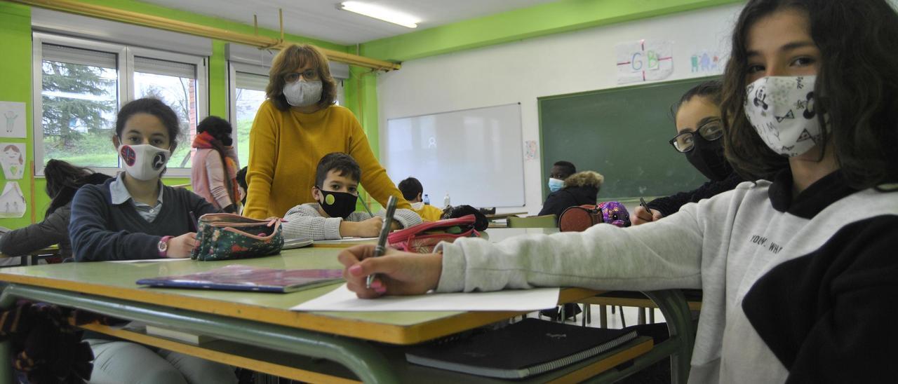 Por la izquierda, Alba Orizaola, Jorge Cristóbal, Begoña Alonso (de pie), Betisam Halovini y María José Orozco, en una de las aulas del colegio público Santa Bárbara.