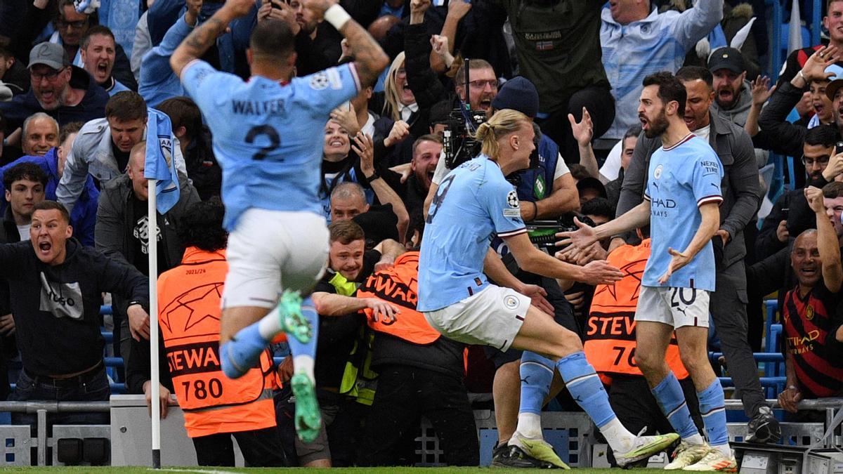 TOPSHOT - Manchester City's Portuguese midfielder Bernardo Silva (R) celebrates scoring the opening goal with Manchester City's Norwegian striker Erling Haaland (C) during the UEFA Champions League second leg semi-final football match between Manchester City and Real Madrid at the Etihad Stadium in Manchester, north west England, on May 17, 2023. (Photo by Oli SCARFF / AFP)