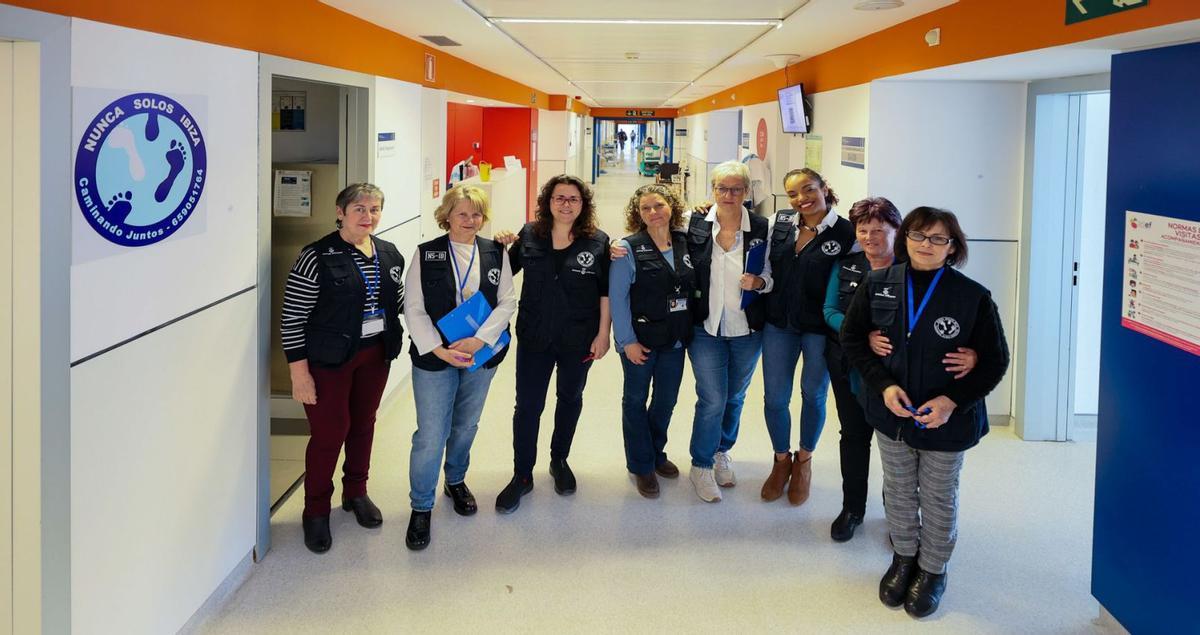 Buena parte del equipo de voluntarias de la asociación de Nunca Solos Ibiza, en el Hospital Can Misses.   | MARCELO SASTRE