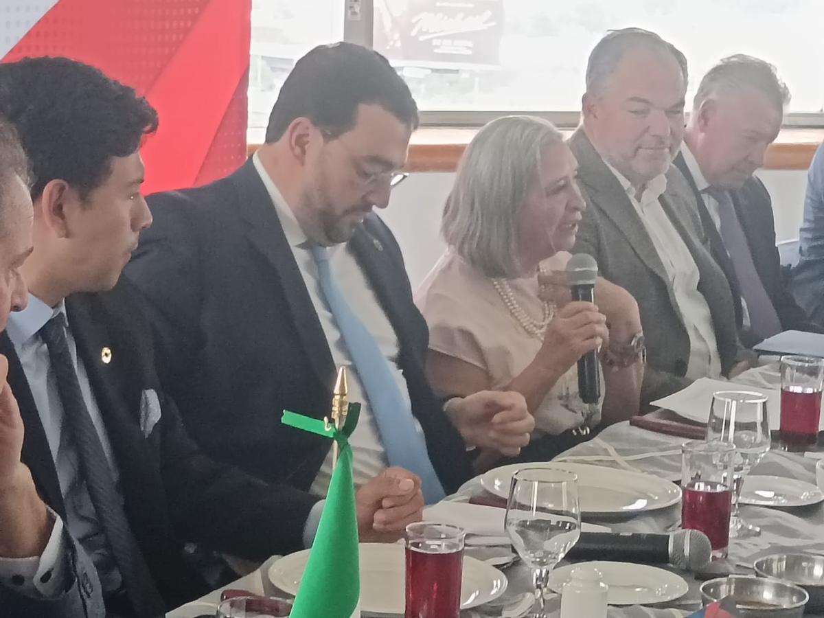 Lulú Medina, presidenta de Canacintra, la cámara mexicana de la industria, tercera por la derecha junto a Carlos Paniceres, durante su intervención. A su izquierda, el presidente Barbón