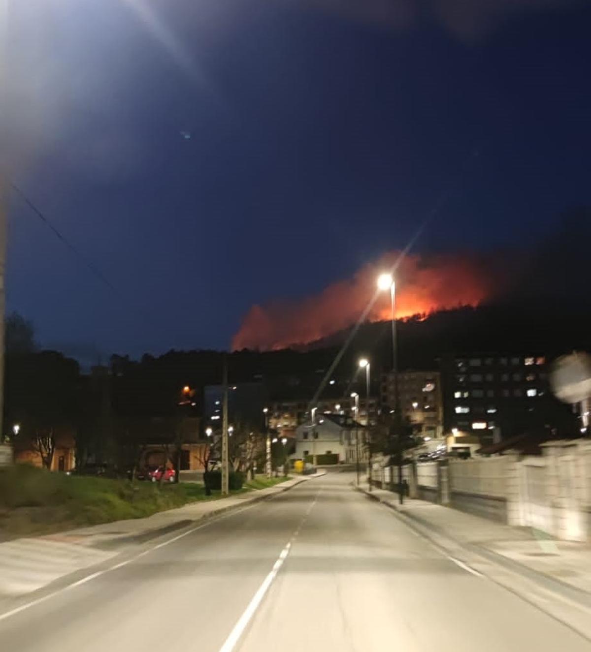 Vista del incendio desde Posada de Llanera, desde la carretera de San Cucao.