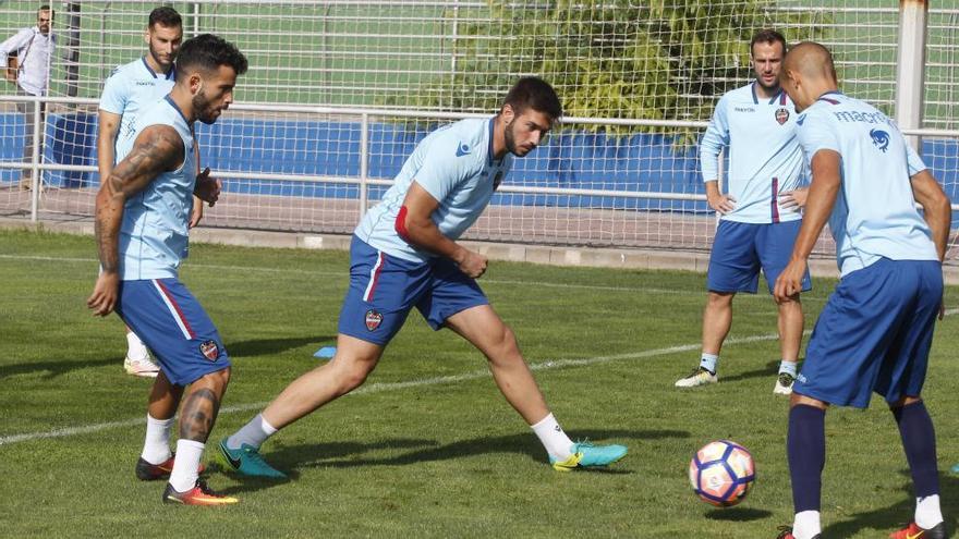 El Levante entrenó ayer antes de viajar a Almería.