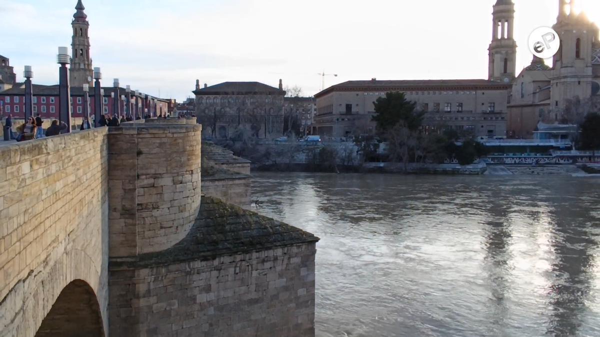 El río Ebro ya inunda las riberas de Zaragoza tras la crecida ordinaria